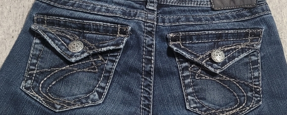 Silver Suki Surplus 25×32 - Picture 3 of 5